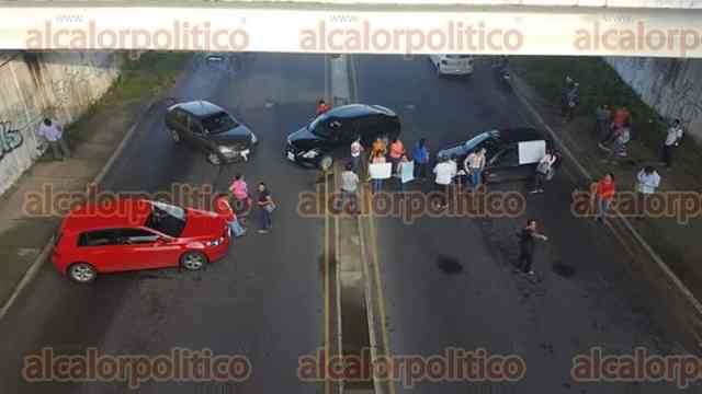 Profesores bloquearon carretera Transístmica con autopista ... - alcalorpolitico