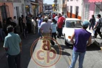 Empleados del Ayuntamiento bloquearon la calle Azueta, piden les sean entregadas sus despensas, pero la empresa proveedora ha incumplido su contrato Foto: Eduardo Rosas