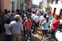 Empleados del Ayuntamiento bloquearon la calle Azueta, piden les sean entregadas sus despensas, pero la empresa proveedora ha incumplido su contrato Foto: Eduardo Rosas