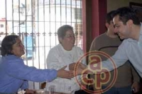 Am�rico Z��iga descart� una confrontaci�n con Elizabeth Morales ya que los dos pretenden obtener el registro como precandidatos a la alcald�a de Xalapa. Este d�a se reuni� con integrantes de la organizaci�n Nuevo M�xico Foto: Patricia Barradas