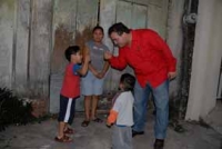 Al continuar con sus actividades de proselitismo interno, el precandidato del PRI a la gubernatura, Javier Duarte de Ochoa, realiz� un recorrido a pie para encontrarse con la militancia. En sus encuentros persona a persona, el abanderado priista recibi� m�s muestras de apoyo y respaldo Foto: 