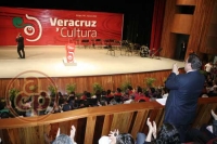 El precandidato priista a la gubernatura, Javier Duarte de Ochoa, se reuni con personajes intelectuales del estado, dentro el foro intelectual Veracruz y la cultura, donde dijo que si gana las elecciones a Gobernador, construir una nueva sala de arte y cultura para Xalapa.