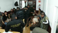 Xalapa, Ver., 7 de enero de 2011.- Elementos de la PIXBT efectuaron una razia en el Parque Ju�rez, deteniendo a un grupo de drogadictos y a tres homosexuales que se prostitu�an en el lugar. Foto: Hugo Cruz Ojeda 