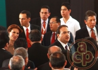 El gobernador de Veracruz, Javier Duarte de Ochoa, y su esposa Karime Macas de Duarte, llegan al recinto