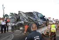 Banderilla, Ver., 27 de septiembre de 2012.- El tr�iler que volc� ven�a cargado de ropa de vestir y otros art�culos de un grupo de comerciantes que iban al Outlet de Banderilla, procedentes del estado de Guanajuato.
 Foto: Alerta 2