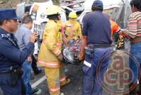 Banderilla, Ver., 27 de septiembre de 2012.- El tr�iler que volc� ven�a cargado de ropa de vestir y otros art�culos de un grupo de comerciantes que iban al Outlet de Banderilla, procedentes del estado de Guanajuato.
 Foto: Alerta 2