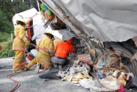 Banderilla, Ver., 27 de septiembre de 2012.- El tr�iler que volc� ven�a cargado de ropa de vestir y otros art�culos de un grupo de comerciantes que iban al Outlet de Banderilla, procedentes del estado de Guanajuato.
 Foto: Alerta 2