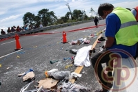 Banderilla, Ver., 27 de septiembre de 2012.- El tr�iler que volc� ven�a cargado de ropa de vestir y otros art�culos de un grupo de comerciantes que iban al Outlet de Banderilla, procedentes del estado de Guanajuato.
 Foto: Alerta 2