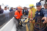Banderilla, Ver., 27 de septiembre de 2012.- El tr�iler que volc� ven�a cargado de ropa de vestir y otros art�culos de un grupo de comerciantes que iban al Outlet de Banderilla, procedentes del estado de Guanajuato.
 Foto: Alerta 2