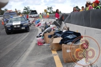 Banderilla, Ver., 27 de septiembre de 2012.- El tr�iler que volc� ven�a cargado de ropa de vestir y otros art�culos de un grupo de comerciantes que iban al Outlet de Banderilla, procedentes del estado de Guanajuato.
 Foto: Alerta 2