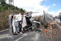 Banderilla, Ver., 27 de septiembre de 2012.- El tr�iler que volc� ven�a cargado de ropa de vestir y otros art�culos de un grupo de comerciantes que iban al Outlet de Banderilla, procedentes del estado de Guanajuato.
 Foto: Alerta 2
