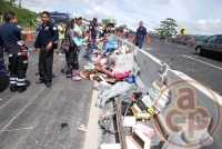 Banderilla, Ver., 27 de septiembre de 2012.- El tr�iler que volc� ven�a cargado de ropa de vestir y otros art�culos de un grupo de comerciantes que iban al Outlet de Banderilla, procedentes del estado de Guanajuato.
 Foto: Alerta 2