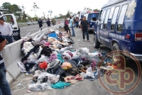 Banderilla, Ver., 27 de septiembre de 2012.- El tr�iler que volc� ven�a cargado de ropa de vestir y otros art�culos de un grupo de comerciantes que iban al Outlet de Banderilla, procedentes del estado de Guanajuato.
 Foto: Alerta 2
