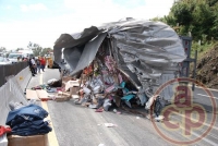 Banderilla, Ver., 27 de septiembre de 2012.- El tr�iler que volc� ven�a cargado de ropa de vestir y otros art�culos de un grupo de comerciantes que iban al Outlet de Banderilla, procedentes del estado de Guanajuato.
 Foto: Alerta 2