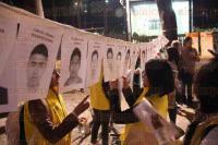 Mxico, DF, 26 de marzo de 2015.- Decenas de personas participaron en la velada en memoria de los 43 normalistas de Ayotzinapa afuera de la PGR, organizada por la ONG de Derechos Humanos Amnista Internacional.