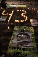 Mxico, DF, 26 de marzo de 2015.- Decenas de personas participaron en la velada en memoria de los 43 normalistas de Ayotzinapa afuera de la PGR, organizada por la ONG de Derechos Humanos Amnista Internacional.