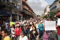 Xalapa, Ver., 31 de julio de 2015.- Enfermeras y ciudadanos marcharon hasta Enrquez para manifestarse en Plaza Lerdo en contra de la supuesta privatizacin del Sector Salud. 