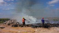 Coatzacoalcos, Ver., 3 de agosto de 2015.- Personal de PC y Bomberos llegaron al tiradero de llantas y escombros clandestino sobre la carretera Coatzacoalcos-Minatitlán, para sofocar el fuego que se reavivó desde la tarde del domingo.