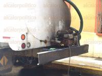 Xalapa, Ver., 3 de agosto de 2015.- Cerca de las 11:30 horas se incendió una pipa sobre la calle de Hidalgo, realizaban trabajos en el Hotel Principal cuando el motor que bombea el agua comenzó a arder, no se reportaron lesionados.