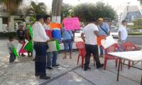 Coatzacoalcos, Ver., 3 de agosto de 2015.- Una comitiva de vendedores ambulantes del mercado “Morelos” liderados por Fernando Pérez se manifestó en el parque Independencia, para denunciar el trato de autoridades.