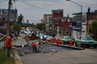 Xalapa Ver., 3 de julio de 2015.- Personal de Obras Públicas repavimenta varios tramos de la avenida 20 de Noviembre, a la altura de la iglesia “Cruz de la Misión”.