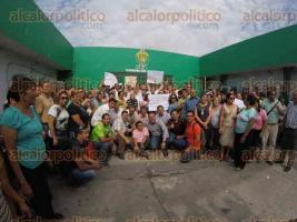 Veracruz, Ver., 6 de mayo de 2016.- Docentes de la delegacin Veracruz de la Secretara de Educacin de Veracruz (SEV) se unieron a la manifestacin para exigir al Gobierno del Estado el pago de adeudos; la manifestacin es pacfica.