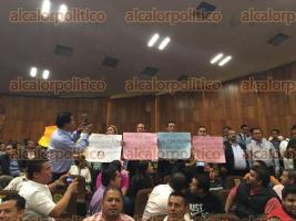 Por:Xalapa, Ver., 30 de junio de 2016.- Algunos de los presentes protestaron al interior del Congreso del Estado, con pancartas pidieron a diputados no aprobar los dictmenes.