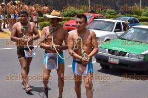 Xalapa, Ver., 1 de julio de 2016.- Hombres de los 400 Pueblos se desnudan y bailan frente a la Fiscala General del Estado; mujeres, algunas con el pecho descubierto, se ataron de las muecas de la mano a los rboles del camelln central.