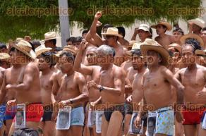 Xalapa, Ver., 1 de julio de 2016.- Hombres de los 400 Pueblos se desnudan y bailan frente a la Fiscala General del Estado; mujeres, algunas con el pecho descubierto, se ataron de las muecas de la mano a los rboles del camelln central.
