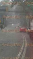 Xalapa, Ver., 29 de agosto de 2016.- Debido al encharcamiento que caus la lluvia de este lunes, automviles quedaron varados a media avenida vila Camacho.