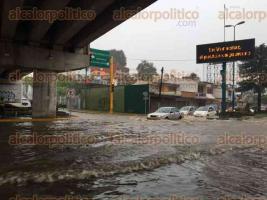 Xalapa, Ver., 29 de agosto de 2016.- El encuentro de las avenidas Circuito Presidentes y Murillo Vidal se inund debido a la tormenta elctrica que azot la capital del estado.