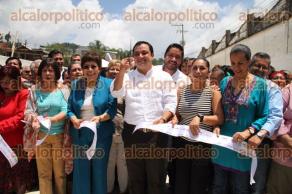 Xalapa, Ver., 31 de agosto de 2016.- El alcalde de Xalapa, Amrico Ziga inaugur la pavimentacin hidrulica de la calle Francisco Vzquez de la colonia Obrero Campesina.