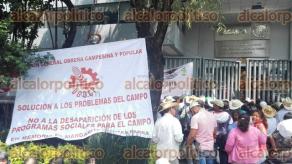 Ciudad de Mxico, 26 de Septiembre de 2016.- Cientos de campesinos de diversas organizaciones mantienen un plantn afuera de la Sagarpa en las oficinas centrales. Veracruz registra una delegacin para exigir recursos al campo.