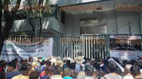 Ciudad de Mxico, 26 de Septiembre de 2016.- Cientos de campesinos de diversas organizaciones mantienen un plantn afuera de la Sagarpa en las oficinas centrales. La delegacin de Veracruz se une para exigir recursos al campo.
