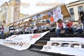 Xalapa, Ver., 26 de septiembre de 2016.- Alrededor de las 17:30 horas de este lunes un grupo de entre 60 y 70 personas inici una marcha de la Facultad de Economa de la UV hacia la Plaza Lerdo para apoyar las protestas a nivel nacional que exigen justicia por el caso Ayotzinapa.