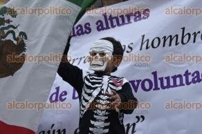 Xalapa, Ver., 26 de septiembre de 2016.- Alrededor de las 17:30 horas de este lunes un grupo de entre 60 y 70 personas inici una marcha de la Facultad de Economa de la UV hacia la Plaza Lerdo para apoyar las protestas a nivel nacional que exigen justicia por el caso Ayotzinapa.