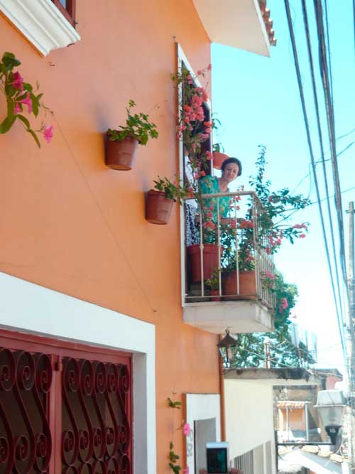 De fachadas y balcones floridos - Al Calor Político
