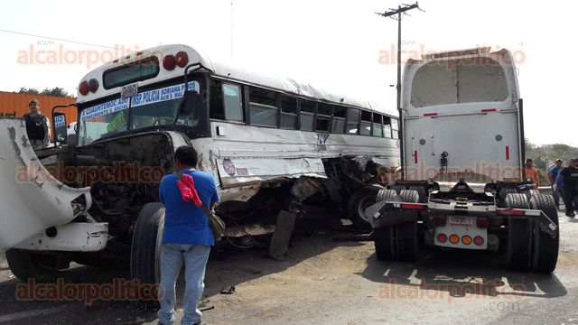 Chocaron un autobús y un tráiler en la carretera Veracruz-Cardel, 10 ...
