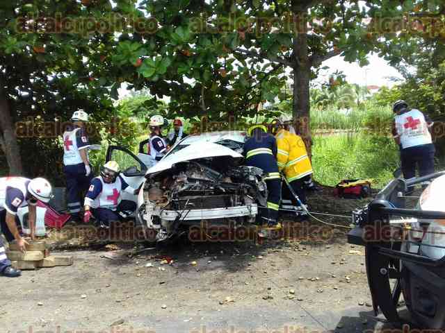Joven conductora pierde el control y estrella su auto contra un árbol ...