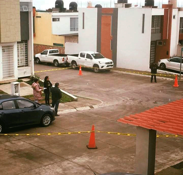 Hallan en Xalapa vehículo perforado a balazos . Noticias en tiempo real