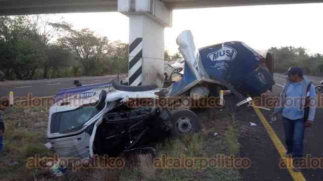 Muere conductor de tráiler tras volcar y chocar contra puente, en ...