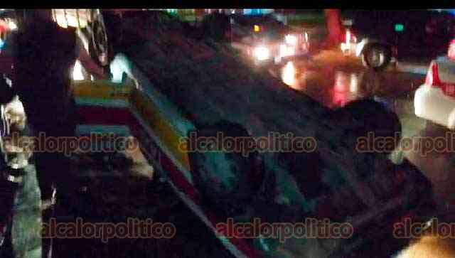 Vuelca taxi en el puerto de Veracruz con pasajeros dentro - alcalorpolitico
