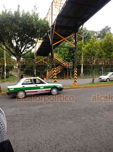 Ciudadano pide a autoridades reparar puente peatonal de Arco Sur, en Xalapa - alcalorpolitico