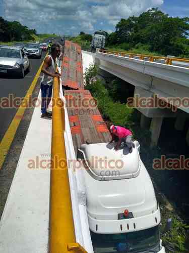 Tráiler doble remolque cayó de puente, en la autopista Cardel-Veracruz - Vimarsana News