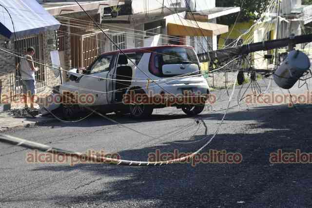 Choca contra poste de la CFE, lo tira y deja sin luz a vecinos, en ...