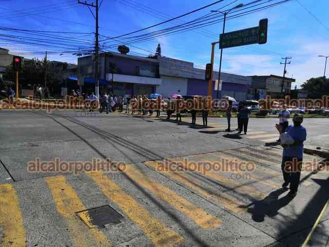 Hartos por falta de agua, bloquean avenida 20 de Noviembre, en Xalapa ...