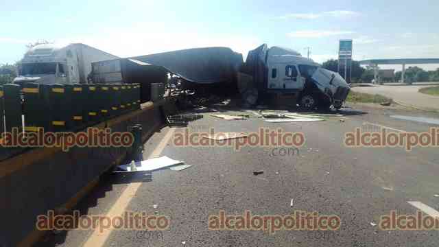 Trailero se duerme al volante y choca contra muro central de autopista ...
