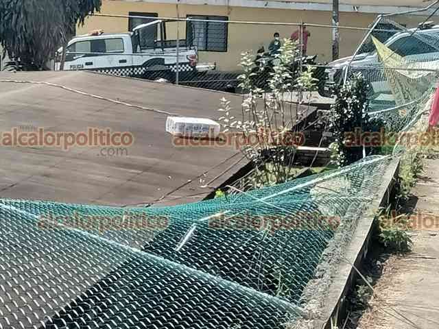 Conductor de camioneta pierde el control y cae a patio de escuela, en ...