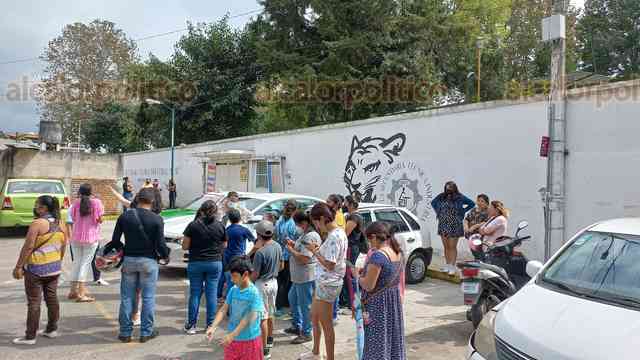 Se inconforman padres de familia por cambio de salida en escuela de ...