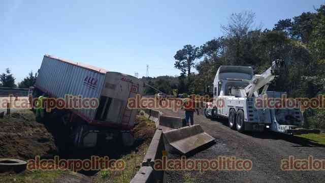 Tráiler se sale de carretera y vuelca, en la Xalapa-Perote - Galería ...